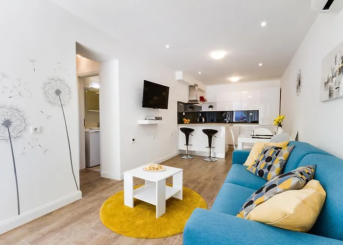 Modern Mediterranean 公寓 *