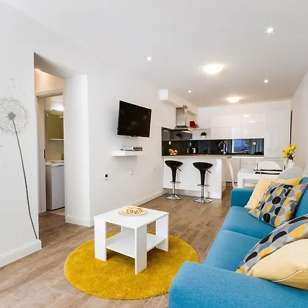 Modern Mediterranean Apartment *